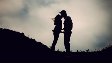 silhouette-of-kissing-couple1